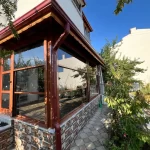 Fatma Hanım’ın pergolasına monte edilen giyotin cam balkon