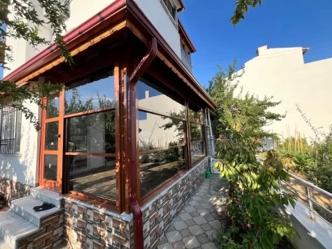 Fatma Hanım’ın pergolasına monte edilen giyotin cam balkon